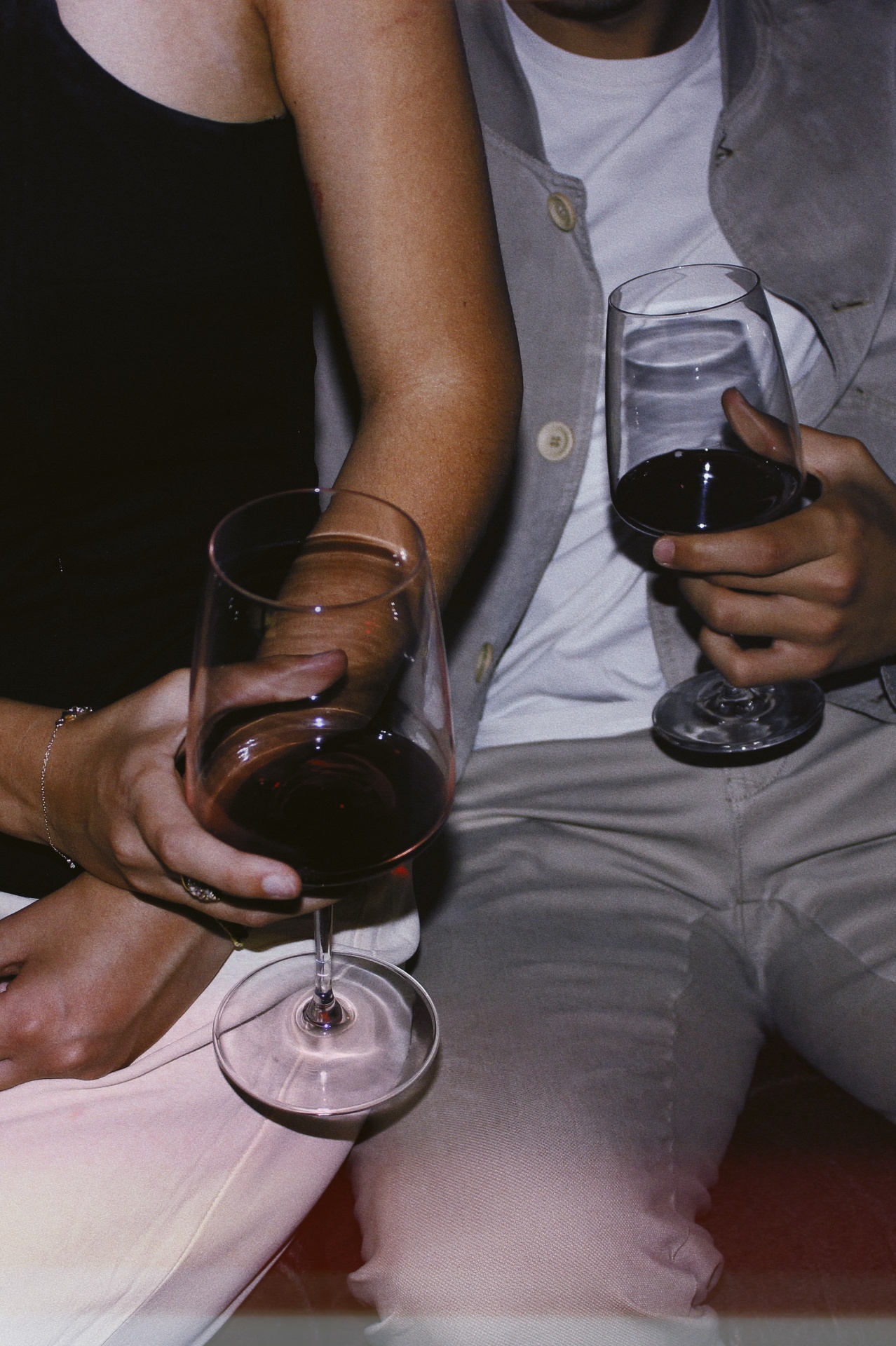 Ospiti Gleam con calici di vino rosso durante un evento