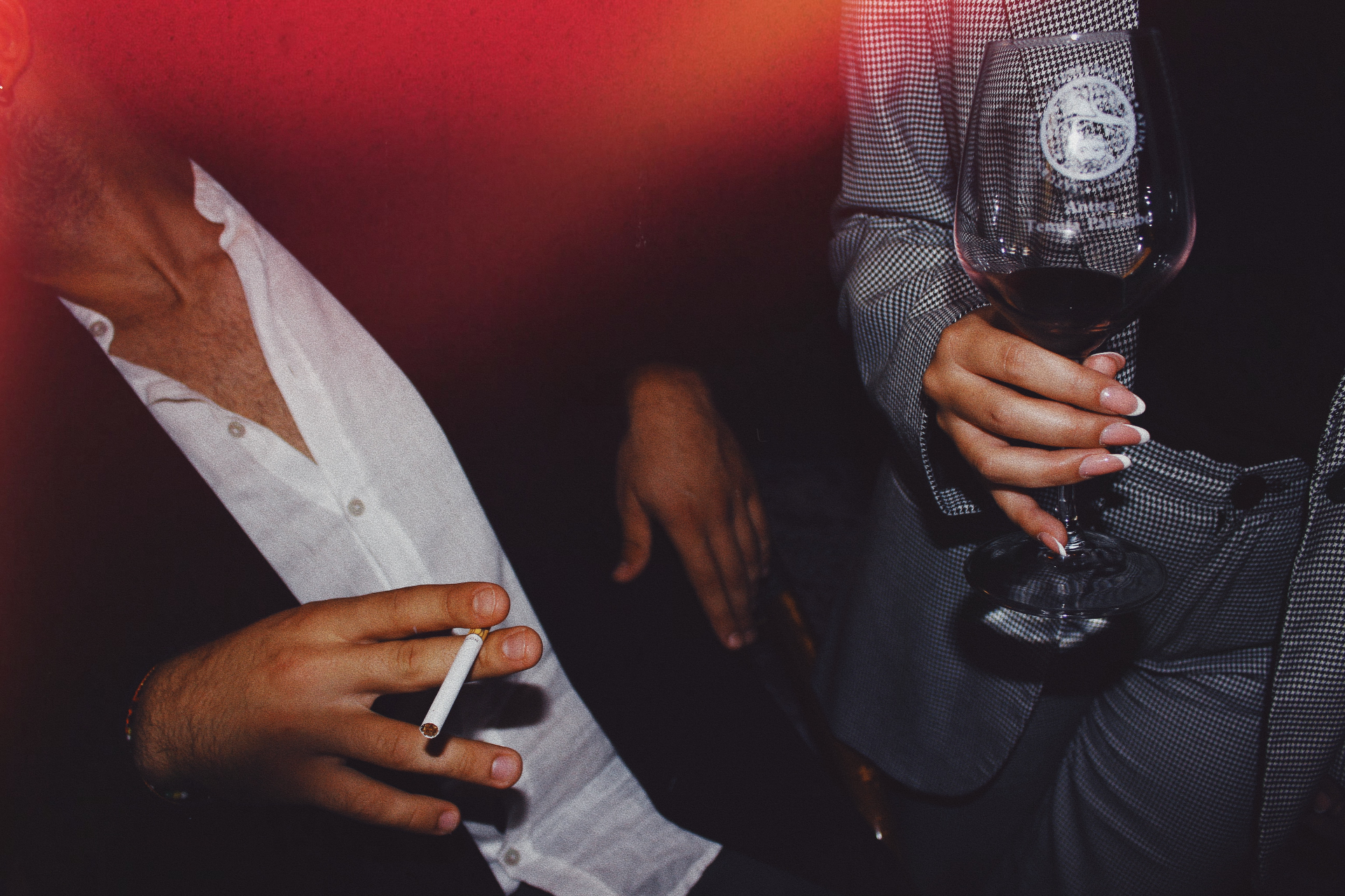 Atmosfera notturna di un evento privato Gleam, calice di vino e luci soffuse