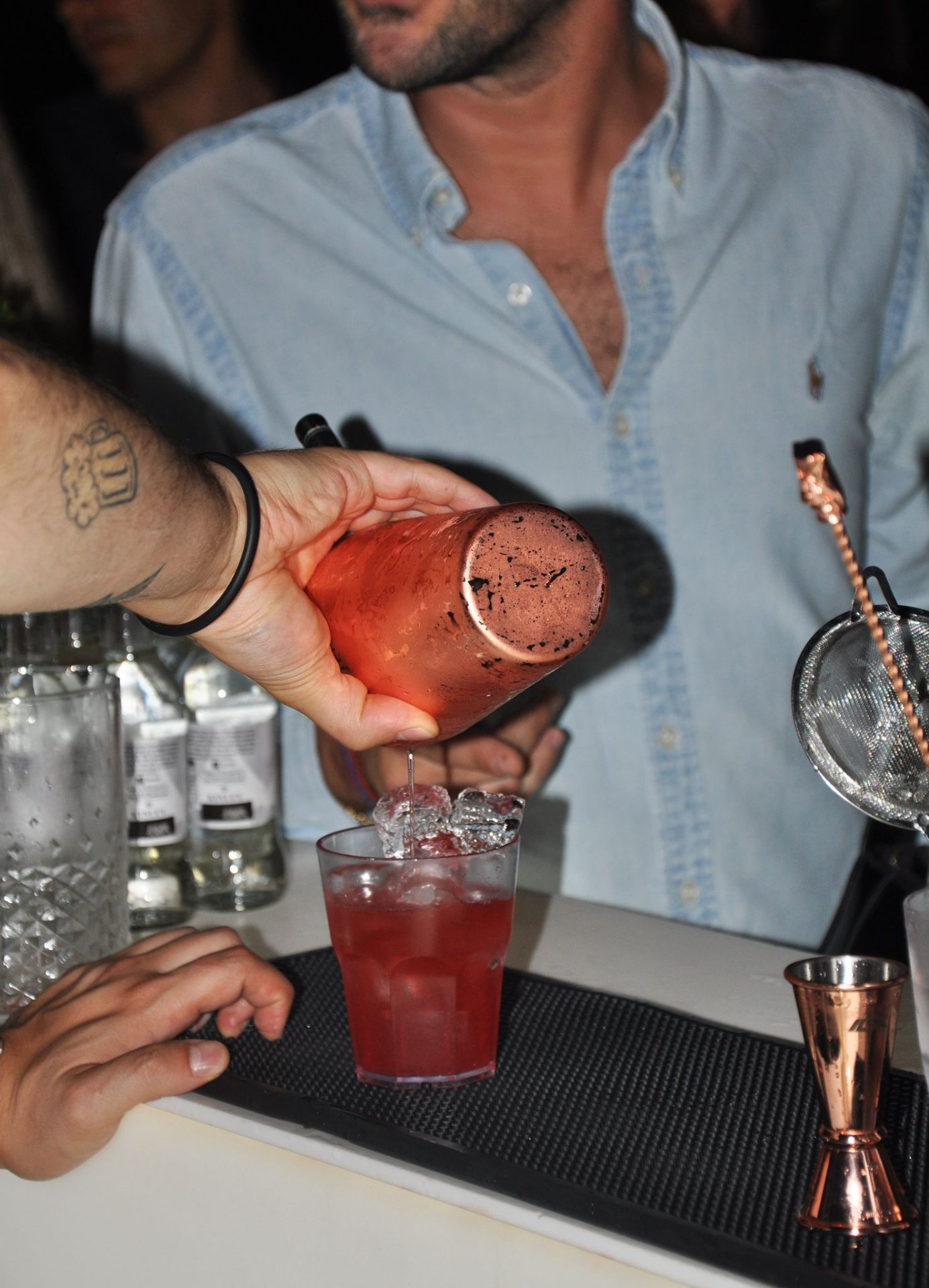 Bartender Gleam che prepara un cocktail d'autore per eventi aziendali